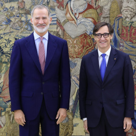 El rei Felip VI i el president del Govern, Salvador Illa, al Palau de la Zarzuela.