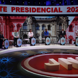 Los candidatos a la presidencia en Perú en un debate