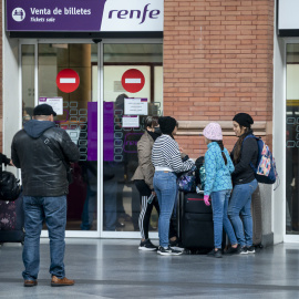 Varias personas esperan en la estación Puerta de Atocha-Almudena Grandes con motivo del inicio del Puente de la Constitución, a 2 de diciembre de 2022, en Madrid.