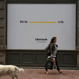 Una mujer pasa frente a la sede de Liberbank en Oviedo. REUTERS