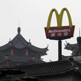 Un cartel de un restaurante McDonald's junto a una casa tradicional china en la localidad of Shenzhen, donde se abrió el primer establecimiento de la cadena de comida rápida. REUTERS/Bobby Yip