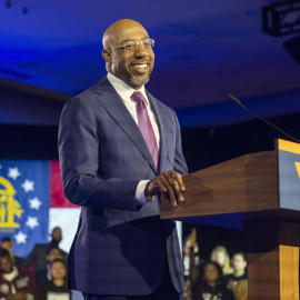 El senador demócrata de EE. UU. Raphael Warnock habla en una fiesta de vigilancia nocturna electoral después de ser reelegido para el Senado en Atlanta