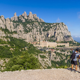 La muntanya de Montserrat, un dels símbols de la comarca, i de Catalunya