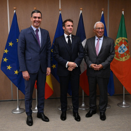 El presidente del Gobierno, Pedro Sánchez, el pasado 20 de octubre en Bruselas en un encuentro con el presidente de la República Francesa, Emmanuel Macron, y el primer ministro de la República Portuguesa, António Costa.