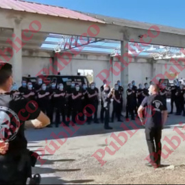 Los policías entrenados para las UIP en el Centro de La Enyra entonan el himno del "uipero" al final de la instrucción. A la izquierda, uno luce la camiseta de "El Castigador".