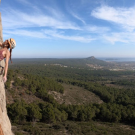 11/2022 - Una dona escalant al Parc del Montgrí, les Illes Medes i el Baix Ter.