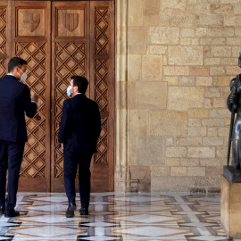 El presidente de la Generalitat, Pere Aragonès, recibe al presidente del Gobierno, Pedro Sánchez, a su llegada al Palau de la Generalitat en Barcelona.