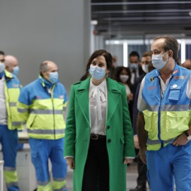 La presidenta de la Comunidad de Madrid, Isabel Díaz Ayuso, junto a trabajadores del SUMMA 112 durante la inauguración del Hospital Isabel Zendal, nuevo recurso de la sanidad pública madrileña, en Madrid (España), a 1 de diciembre de 2020.