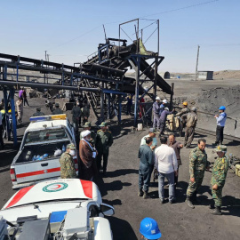 Las fuerzas de seguridad y rescate iraníes en la mina de carbón en Tabas, en el sureste de Irán, el 22 de septiembre de 2024