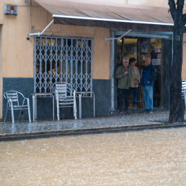 22/09/2024 Varias personas observan las inundaciones provocadas por la lluvia. Foto de archivo.