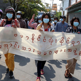 Los manifestantes sostienen una pancarta que dice "Toda la Federación de Sindicatos de Estudiantes de Birmania'' durante una protesta antimilitar en Mandalay, Myanmar, 09 de abril de 2021.