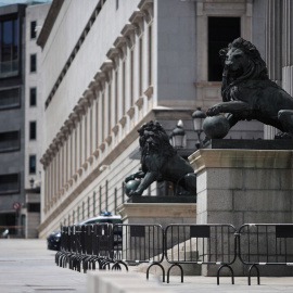 05/05/2020.- Imagen de archivo de los leones del Congreso de los Diputados. Eduardo Parra / Europa Press