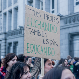 Dos personas sostienen un cartel durante una manifestación por una educación pública y de calidad, a 27 de febrero de 2024.