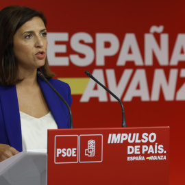 La portavoz del PSOE Esther Peña, durante la rueda de prensa ofrecida este lunes en la sede de Ferraz.