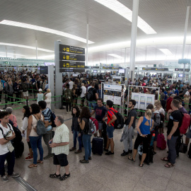 Nuevas aglomerarios de pasajeros en el Aeropuerto de Barcelona-El Prat, a la espera de que mañana la asamblea de trabajadores de Eulen vote una propuesta de la Generalitat. EFE/Quique García