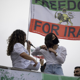 Imagen de archivo de dos manifestantes durante una de las concentraciones contra la vulneración de derechos en Irán.