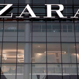 El logo de Zara, la principal enseña del grupo textil Inditex, en su tienda en la ciudad chilena de  Viña del Mar. REUTERS/Rodrigo Garrido