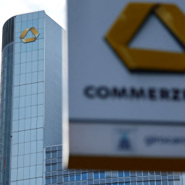 El logo de Commerzbank en una sucursal del banco alemán, cerca de su sede central, en Fráncfort. REUTERS/Kai Pfaffenbach