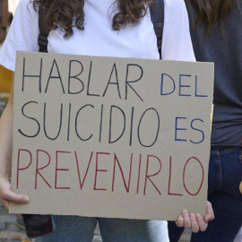 10 de septiembre. Foto de archivo. Una persona muestra una pancarta que dice "Hablar de suicidio es prevenirlo" en una manifestación para exigir un Plan Nacional de Prevención del Suicidio, a 10 de septiembre, en Madrid.