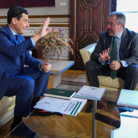 El presidente de la Junta de Andalucía, Juanma Moreno con el secretario general del PSOE A, Juan Espadas, este lunes.