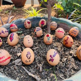 3/04/2021. Huevos de Pascua pintados con lemas de protesta contra el golpe militar, en Mandalay (Myanmar). -Reuters