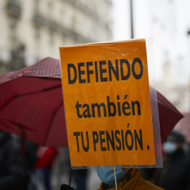 Un pensionista sujeta un cártel durante la manifestación en Madrid contra la privatización de las pensiones. E.P./Jesús Hellín