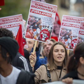 Los estudiantes se manifiestan en Madrid empuñando pancartas con lemas como 'En defenda de la Educación Pública, ¡Fuera Ayuso!', en una imagen de archivo