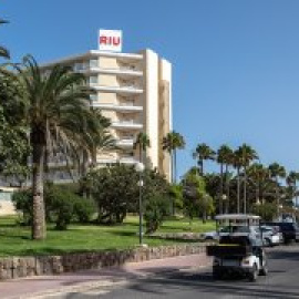 Dos hoteles, una isla privada y unas paradisíacas dunas: la historia de Riu en Fuerteventura