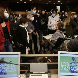 La coportavoz de Podemos, Isa Serra y el portavoz de Unidas Podemos, Pablo Echenique junto a familiares de los seis de Zaragoza, a 15 de diciembre de 2021, en Madrid.