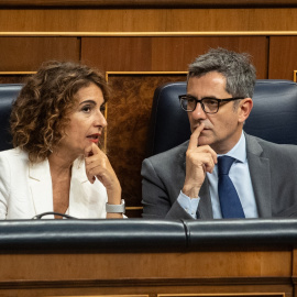 María Jesús Montero y Félix Bolaños, durante una sesión parlamentaria en el Congreso.