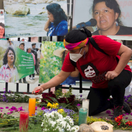 Una integrante del Consejo Cívico de Organizaciones Populares e Indígenas de Honduras (COPINH) enciende una vela junto a la foto de Berta Cáceres este 6 de abril de 2021.