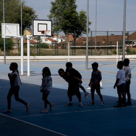 Varios niños juegan en el patio de un colegio público de Madrid, a 7 de septiembre de 2023.