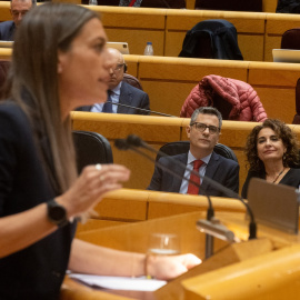 Félix Bolaños y María Jesús Montero observan a la portavoz de Junts, Míriam Nogueras, en una sesión del Senado.