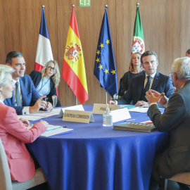 Los presidentes del Gobierno de España, Pedro Sanchez (izq), Francia, Emmanuel Macron, (2º dcha) y Portugal, Antonio Costa, (dcha) más la presidenta de la Comisión Europea, Ursula von der Leyen, se reúnen este viernes, en paralelo a la IX Cumbre Euro