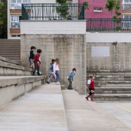 Un grup d'alumnes en el pati d'una escola de Barcelona.