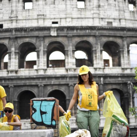 Miembros de una ONG recogen basura junto al Coliseo de Roma. EFE