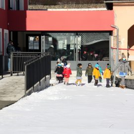 Pla obert d'alumnes de l'Escola Jaume I de Llívia (Cerdanya) sortint al pati en una imatge de gener del 2021.