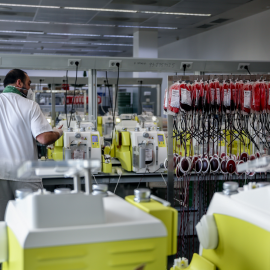 Bolsas de sangre en el laboratorio del centro de Transfusión de Valdebernardo, a 8 de enero de 2022, en Madrid.