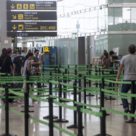 Aspecto de los accesos a los mostradores de facturación del Aeropuerto de Barcelona-El Prat durante esta mañana, en una jornada decisiva para desbloquear el conflicto ya que los trabajadores votan en asamblea la propuesta de la Generalitat aceptada por 