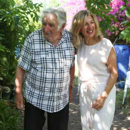 La vicepresidenta segunda y ministra de Trabajo y Economía Social de España, Yolanda Díaz (d), visita al expresidente uruguayo José Pepe Mujica hoy, en Rincón del Cerro, en Montevideo (Uruguay).