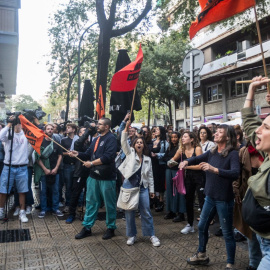 17/09/2024 - Imatge de la concentració de dimarts davant la seu de Junts en protesta pel seu "no" a regular el lloguer de temporada.