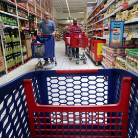 Un carrito de la compra en un supermercado de Carrefour en Cabrera de Mar, cerca de Barcelona. REUTERS/Albert Gea