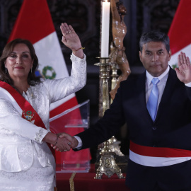 La presidenta de Perú, Dina Boluarte, toma juramento al ministro del Interior, César Cervantes Cárdenas.