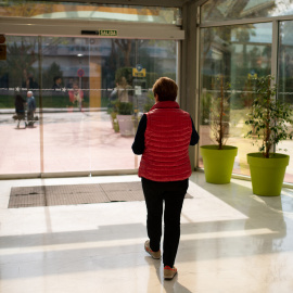 17/06/2022 - Imagen de archivo de una jubilada que sale de un hotel donde se aloja durante su viaje con el Imserso en Salou, Tarragona, EL 12 DE MARZO DE 2020.