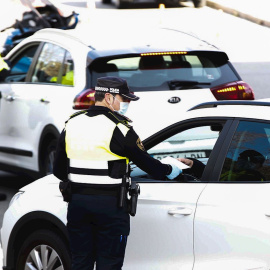 Agentes de la Guardia Urbana de Barcelona durante un control de movilidad.