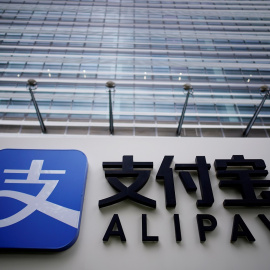 El logo de Alipay (propiedad de Ant Group, una filial del gigante chino del comercio electrónico Alibaba), en sus oficinas en Shanghai (China). REUTERS / Aly Song