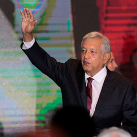 Andrés Manuel López Obrador saluda a sus seguidores tras conocer los resultados en México. (MARIO GUZMÁN | EFE)