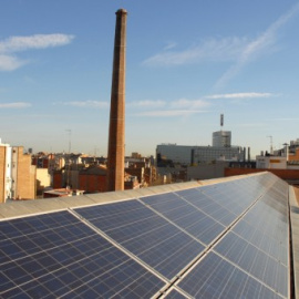 Plaques solars a la biblioteca Vapor Vell del barri de Sants de Barcelona, un dels prop de seixanta equipaments municipals amb instal·lacions fotovoltàiques. / Ajuntament de Barcelona