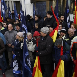 Militantes del grupo neonazi Hogar Social Madrid bloquean la entrada al edificio que mantienen ocupado.- EUROPA PRESS