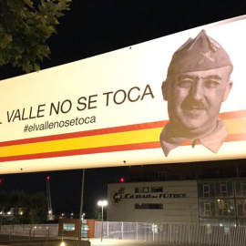 La Ciudad del Fútbol de Las Rozas, Madrid, ha amanecido con una gran pancarta contra la exhumación de Franco del Valle de los Caídos. / @pabloMM